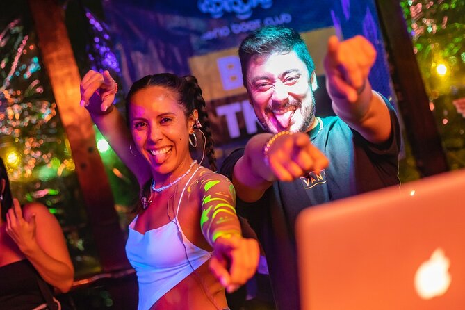 4 Hour Boat Party in Rio de Janeiro - A floating nightclub: lights, bars, and the party atmosphere