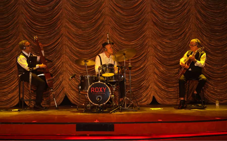 By Night Tour: Roxy Dinner Show & Transfer - Drinks not included: plan for the real total cost