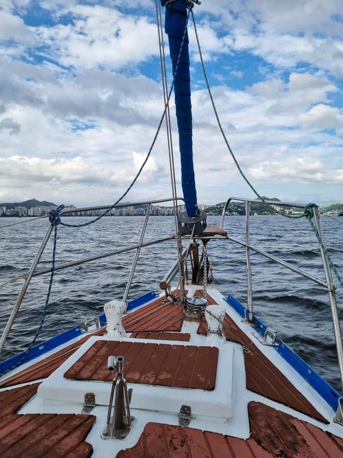 Cariocando de Veleiro no Rio de Janeiro - Food and drinks onboard: snacks, caipirinhas, and the easy going vibe