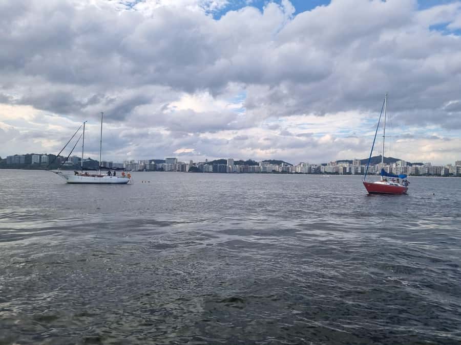 Cariocando de Veleiro no Rio de Janeiro - Optional floating restaurant happy hour after the cruise