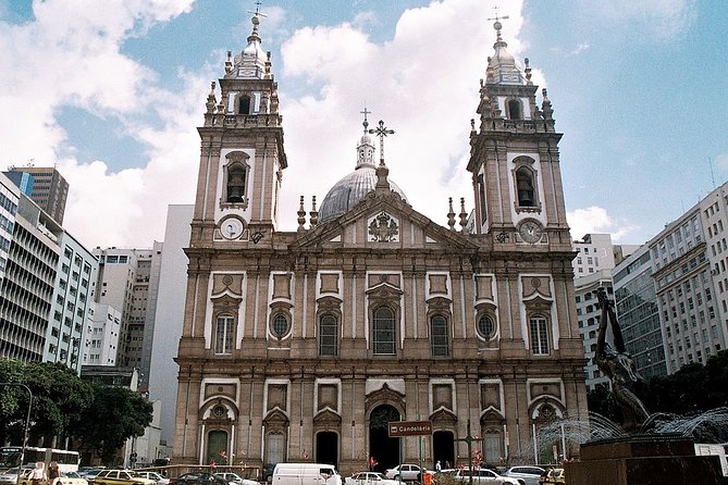 Discover the Real Rio de Janeiro Walking Tour - Travessa do Comércio: narrow lanes, quick photo moments
