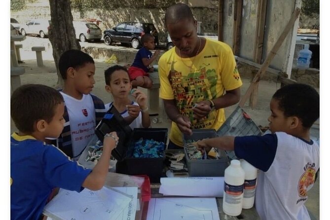 Favela tour Santa Marta with local guide - Stop 1: the funicular start point, and what you should notice right away