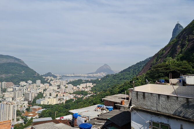 Favela tour Santa Marta with local guide - Stop 3: Michael Jackson statue, artisan shops, and the Mundo Infantil crèche