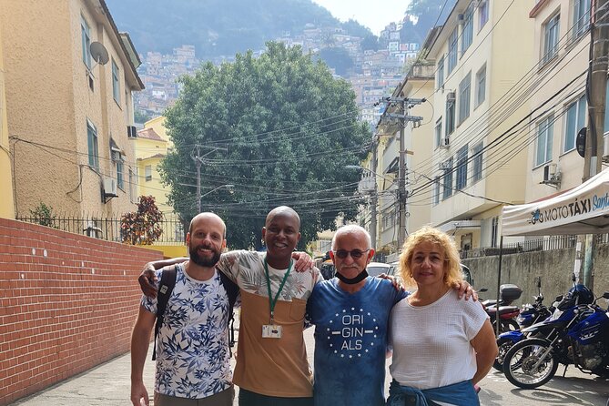 Favela tour Santa Marta with local guide - Stop 2: Plano Inclinado da Comunidade Santa Marta to Capela Santa Marta views