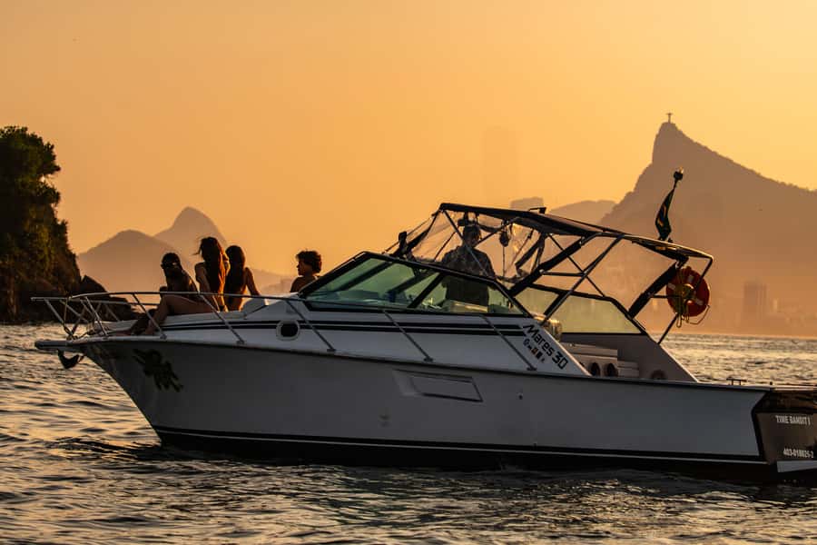 Glória: Sunset Speedboat Cruise with Drinks and Snacks - Getting aboard at Marina da Glória, and what to expect on arrival