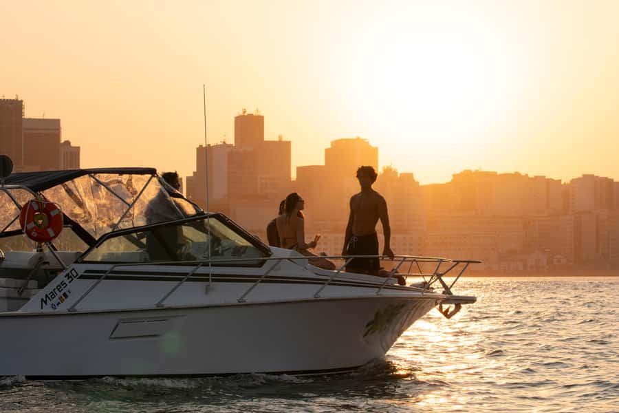 Glória: Sunset Speedboat Cruise with Drinks and Snacks - Niterói and the MAC photo stop: modern architecture across the water