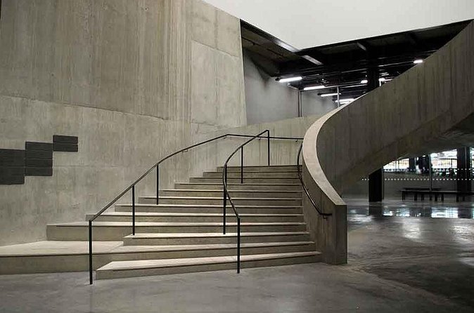 Museum of Modern Art in Rio de Janeiro Guided Tour, Admission & Transfer - Entering the Museu de Arte Moderna: architecture first, art second
