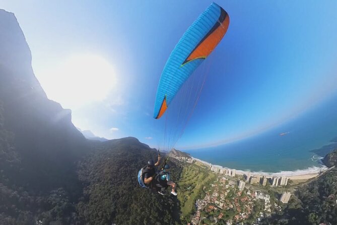 Paragliding in Rio de Janeiro - Pedra da Gavea: flying alongside Rio’s famous rock
