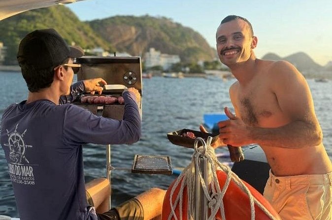 Private boat rental in Rio de Janeiro - MAC Niterói photo break with wide shoreline views