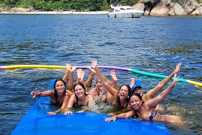 Private Catamaran Tour - Velas do Rio - Sunset return at Marina da Glória, with planes taking off near Santos Dumont
