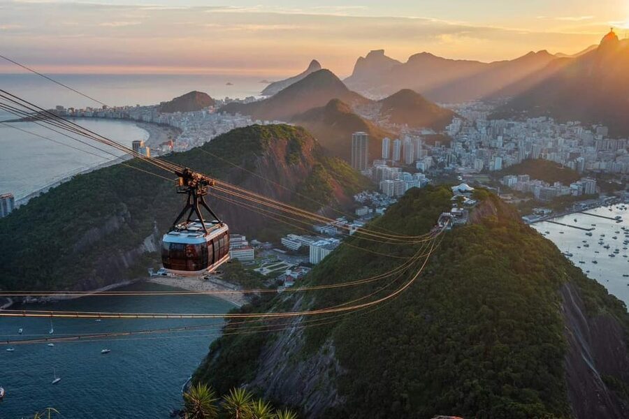 Rio: Cristo Redentor, Pão de Açúcar , almoço em churrascaria - Maracanã and the Sambódromo: football meets Carnival