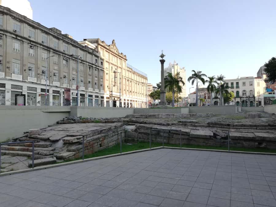 Rio de Janeiro: Afrobrazilian Heritage & Black History Walk - The art stop at Estúdio Kobra: Etnias on the wall