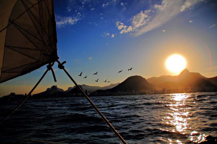 Rio de Janeiro: Boat Tour with Drinks and Swimming - The route across Guanabara Bay: the iconic photo sequence