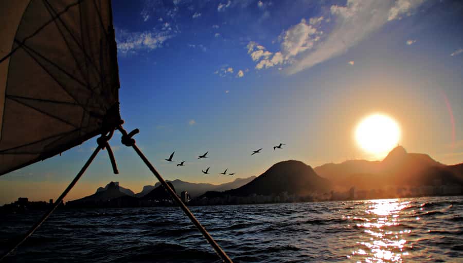 Rio de Janeiro: Guanabara Bay Sunset Sailing Tour & Drinks - From the marina to Sugarloaf: the first big view payoff
