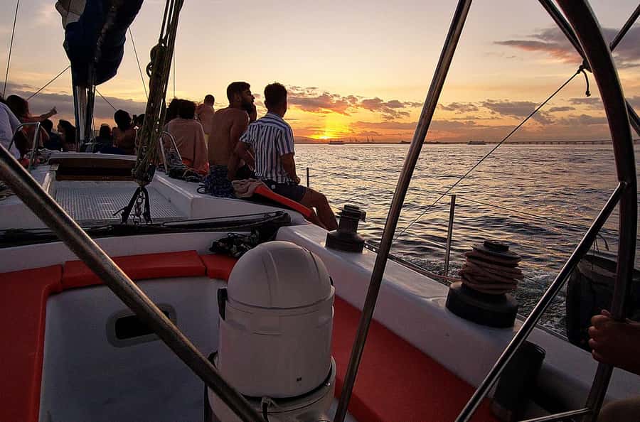 Rio de Janeiro: Guanabara Bay Sunset Sailing Tour & Drinks - Drinks and snacks that actually fit the sailing pace