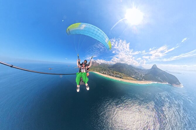 Rio de Janeiro : Paragliding Tandem Flights over Rio - The quick training and the inspector safety check