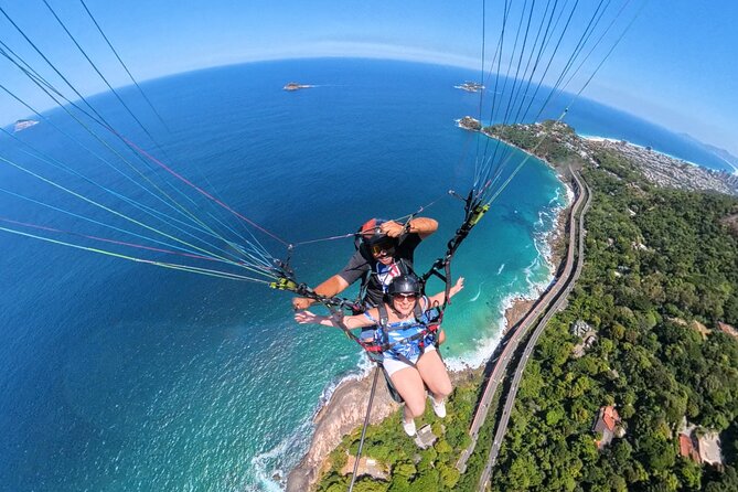 Rio de Janeiro : Paragliding Tandem Flights over Rio - The 10-minute glide: Rio, coast, and landmarks from above