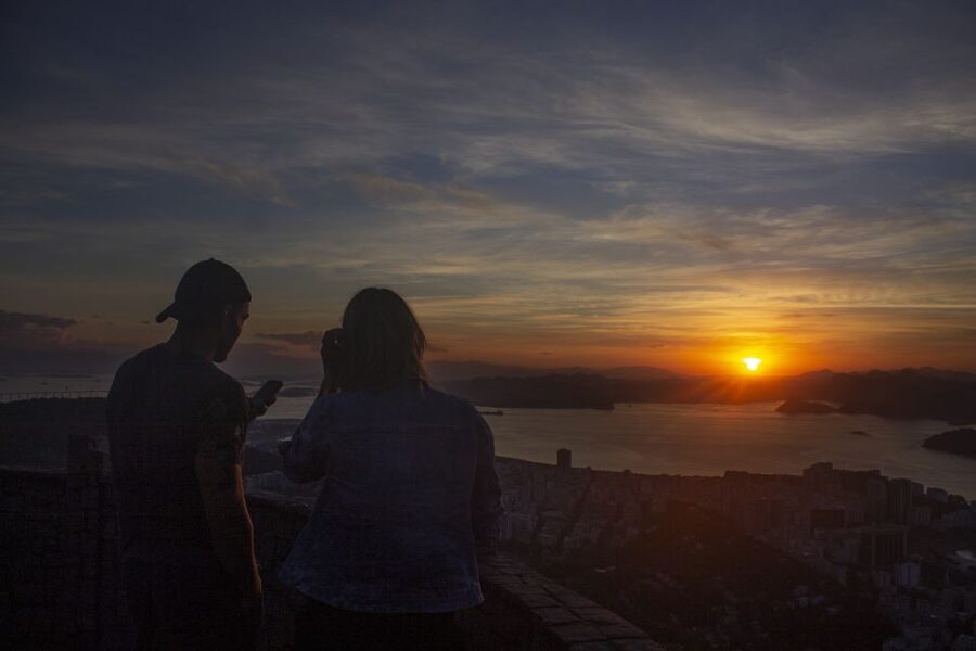 Rio de Janeiro: Private Sunrise Tour at Mirante Dona Marta - Your guide at sunrise: Guilherme’s approach to timing, photos, and facts