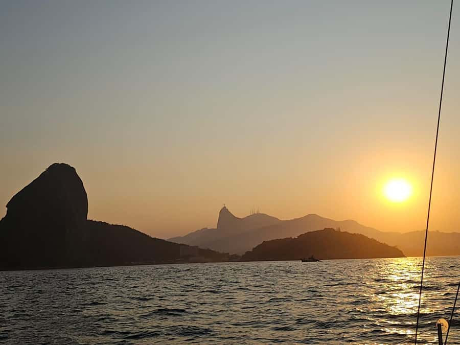 Rio de Janeiro: Sailing Sunset Tour with Snacks and Drinks - How the 3-hour itinerary usually feels on board