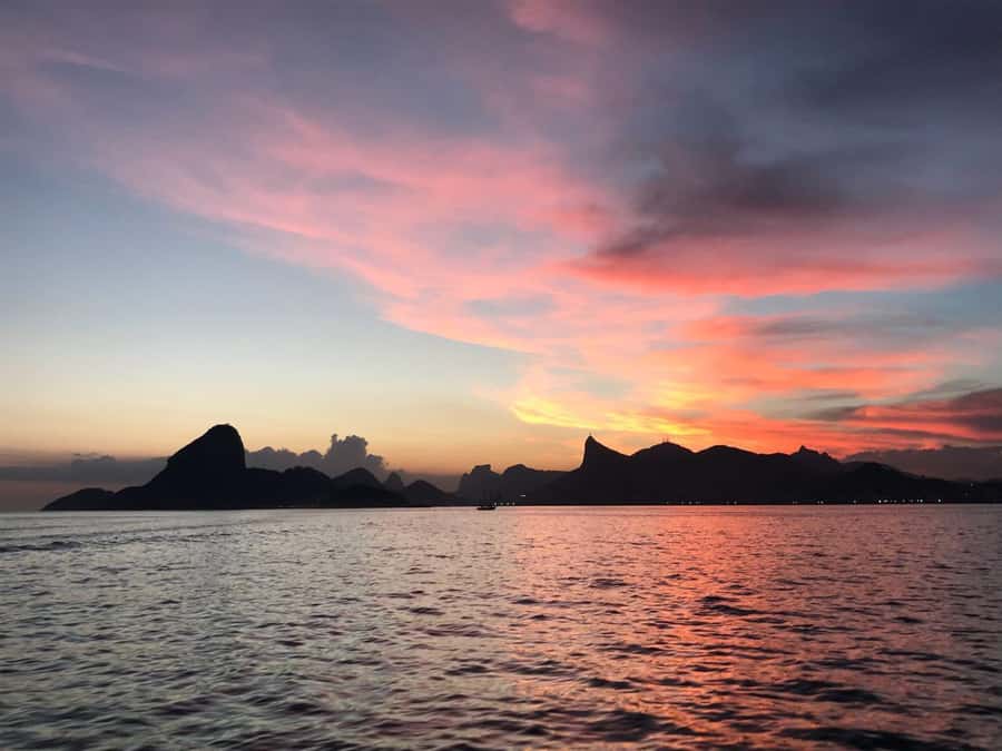 Rio de Janeiro: SpeedBoat Tour - Sunset with Beer - Passing the skyline: Christ the Redeemer views from the water