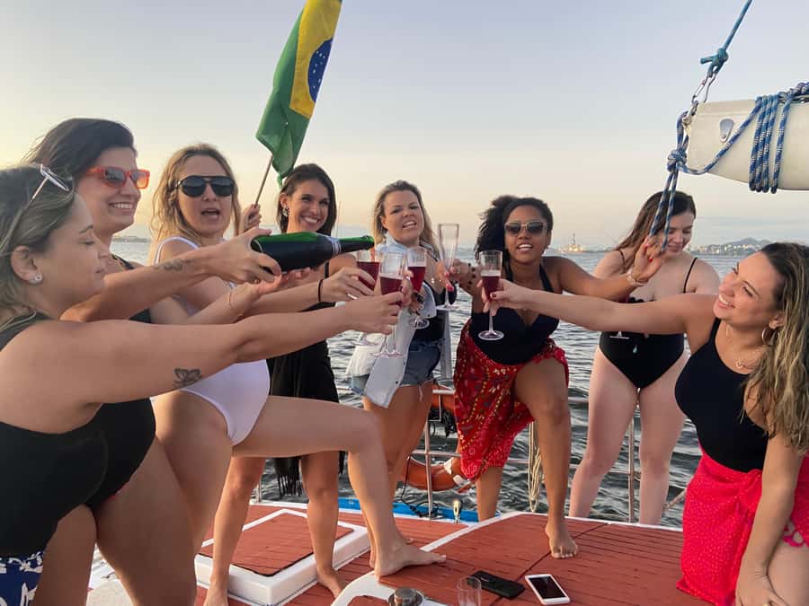 Rio de Janeiro: Sunset Sailboat Tour with Open Bar - Who this sunset sail is perfect for, and who should skip it