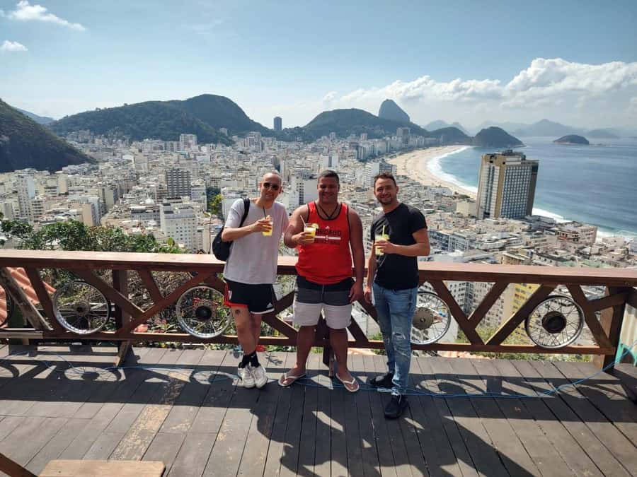 Rio de Janeiro: the biggest favela tour in Rio, lest go! - Gallery time and the kids painting program: why this stop has weight