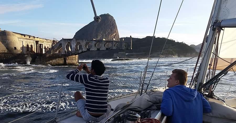 Rio de Janeiro: Wake Up and Sail - Passing Niterói and spotting the modern shoreline