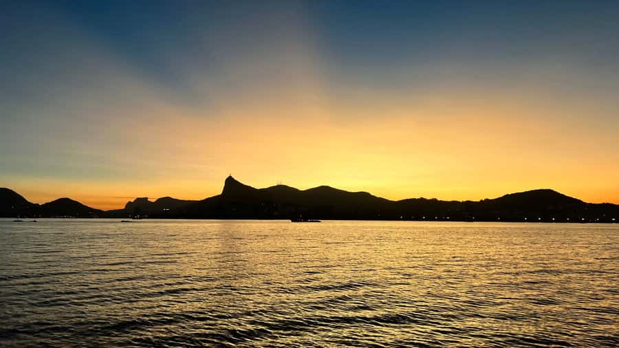 Rio: Guanabara Bay Boat Tour - Sugarloaf Mountain photo time, plus Urca Casino and Flamengo Beach