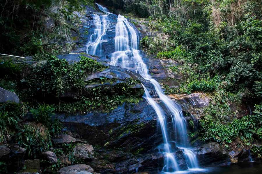 Rio: Half-Day Jeep Tour at Floresta da Tijuca - São Conrado Beach: hand-gliders as the Rio contrast