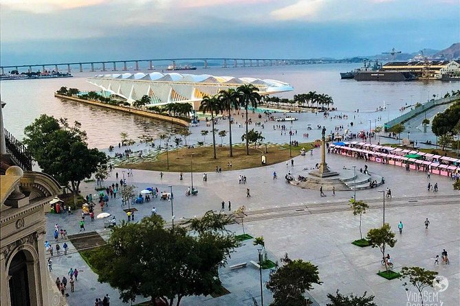 Rio Street Art Tour - How the guide turns walls into a city lesson