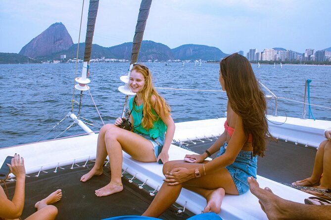 Shared Tour in Vela Catamaran - Velas do Rio - A 3-hour shared catamaran start at Marina da Glória