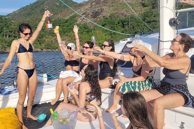 Shared Tour in Vela Catamaran - Velas do Rio - MAC Niterói passing views, art architecture from the bay