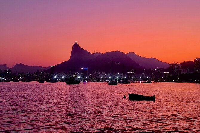 Shared Tour in Vela Catamaran - Velas do Rio - Marina da Glória sunset return, with plane takeoff views