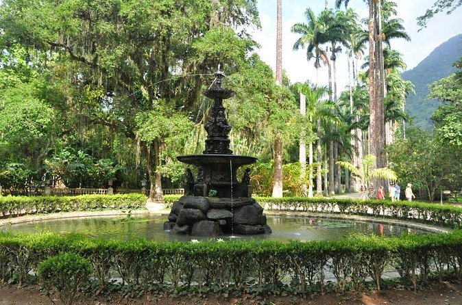 Tour 4 ( 8 hours ) : Sugar Loaf , Botanical Garden , Favela and western beaches - Sugar Loaf in the mix: classic Rio energy with less stress