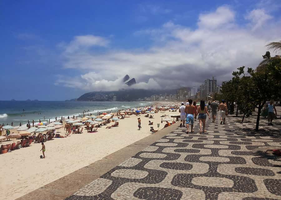 Tour Arpoador Sunset: Copacabana History & Stunning Sunset - Meeting at Posto 5: the easiest way to start a sunset plan