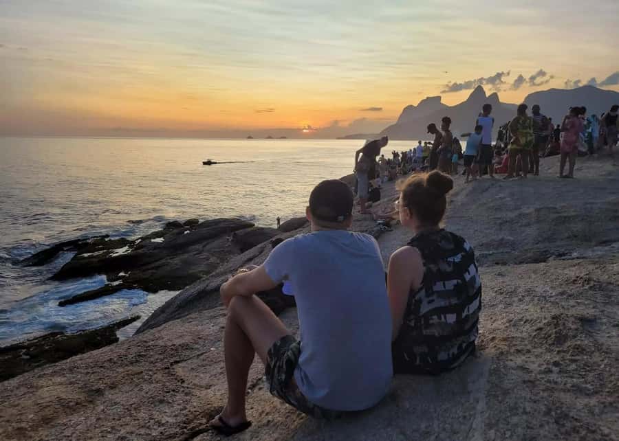 Tour Arpoador Sunset: Copacabana History & Stunning Sunset - Coconut water at the kiosk: the perfect pause after the show