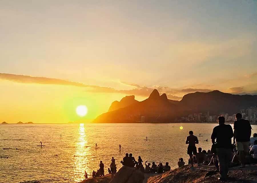 Tour Arpoador Sunset: Copacabana History & Stunning Sunset - Language, group size, and how that affects your experience